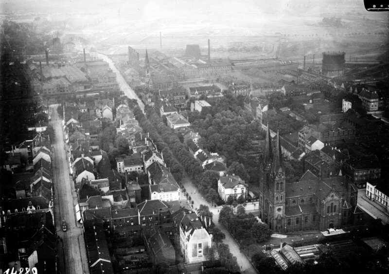 Die Luftaufnahme zeigt die St.-Joseph-Kirche um das Jahr 1920. Hier steht die Kirche neben den Stadtvillen des gehobenen Bürgertums.