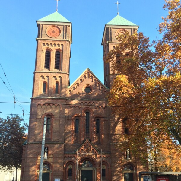 Die Fassade der St.-Joseph-Kirche wird an einem Herbsttag von der Sonne angestrahlt.