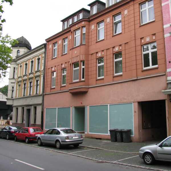 Im Erdgeschoß eines Hauses am Schalker Markt sind die Schaufenster eines Ladenlokals mit Folie beklebt worden.