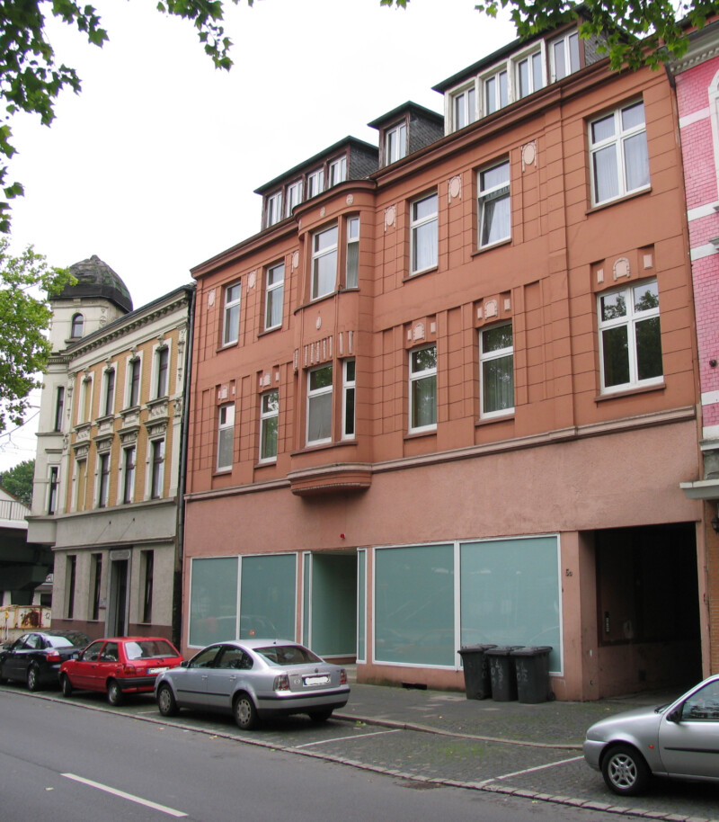 Im Erdgeschoß eines Hauses am Schalker Markt sind die Schaufenster eines Ladenlokals mit Folie beklebt worden.