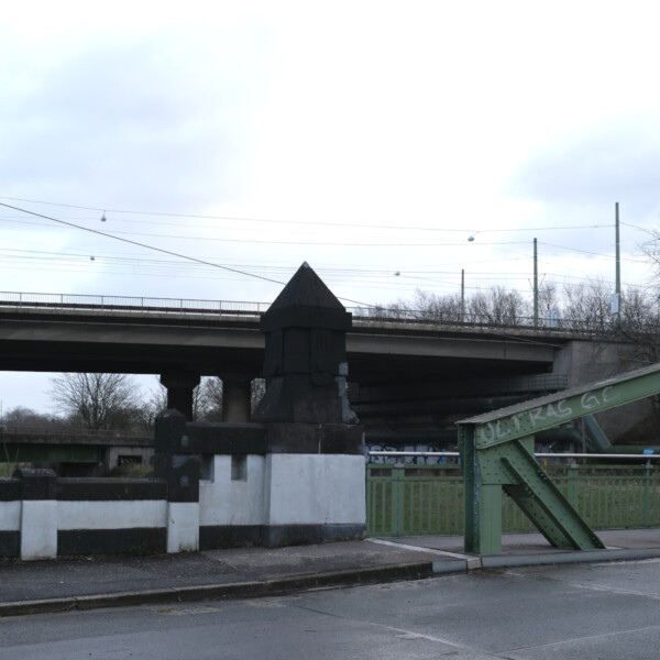 Von der kleinen Sutumer Brücker aus sieht man im Hintergrund die vierspurige Brücke der Kurt-Schumacher-Straße.