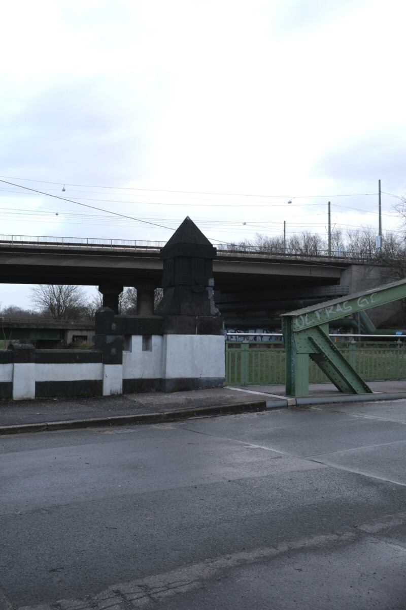 Von der kleinen Sutumer Brücker aus sieht man im Hintergrund die vierspurige Brücke der Kurt-Schumacher-Straße.