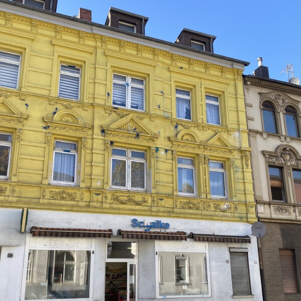 Die beiden oberen Etagen der Engelsburg im Stadtteil Schalke sind gelb gestrichen. Sie ist übersät von Würfen mit Farbbeuteln übersät mit blauen Flecken.