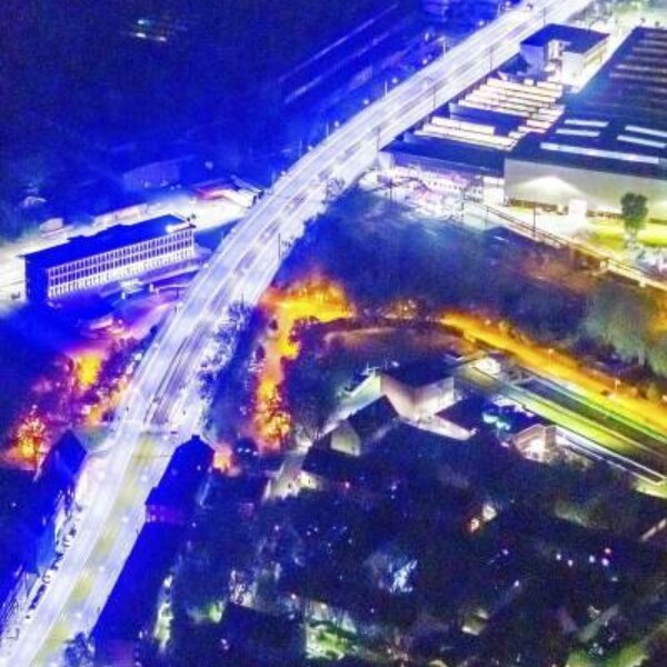 Die Luftaufnahme zeigt die Schalker Meile im Stadtteil Schalke bei Nacht. Die Kurt-Schumacher-Straße ist in blaues Licht getaucht.