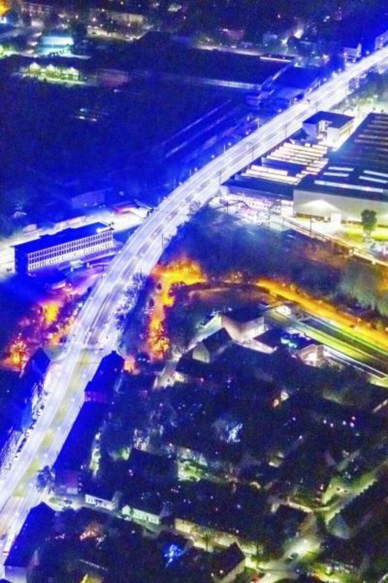 Die Luftaufnahme zeigt die Schalker Meile im Stadtteil Schalke bei Nacht. Die Kurt-Schumacher-Straße ist in blaues Licht getaucht.