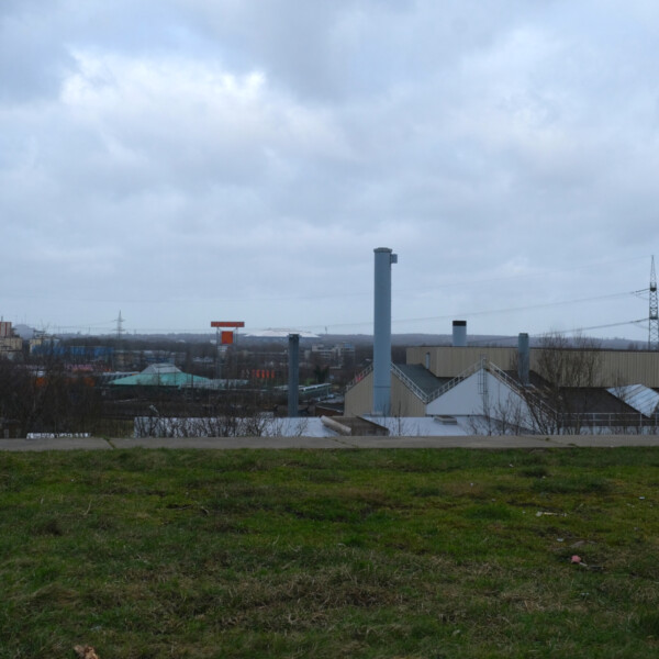 Blick von der Spitze der Pyramide in Schalke über Gelsenkirchen. Am Horizont ist die Arena auf Schalke zu erkennen.