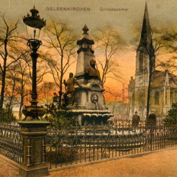 Postkartenansicht des Grillobrunnens seinem früheren Standort, dem Schalker Markt. Rechts ist die steht die Friedenkirche.