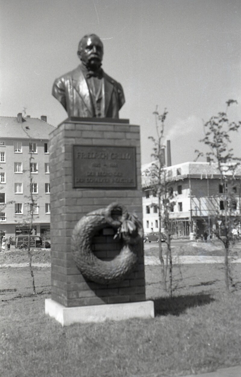 Die Büste von Friedrich Grillo am Grilloplatz. Am Sockel ist eine Plakette angebracht mit der Aufschrift "Der Gründer der Schalker Industrie".