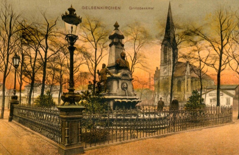 Postkartenansicht des Grillobrunnens seinem früheren Standort, dem Schalker Markt. Rechts ist die steht die Friedenkirche.