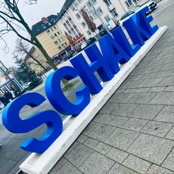 Ein Schalke-Schriftzug aus blauen Lettern steht auf dem Grilloplatz in Schalke. Das Objekt wurde aus Beton gegossen.