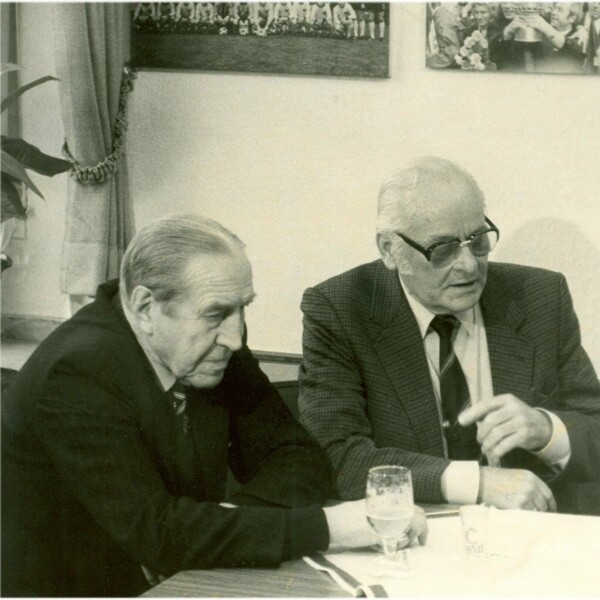 Ernst Kuzorra und "Ötte" Tibulsky sitzen als alte Männer zusammen am Tisch und trinken Bier.