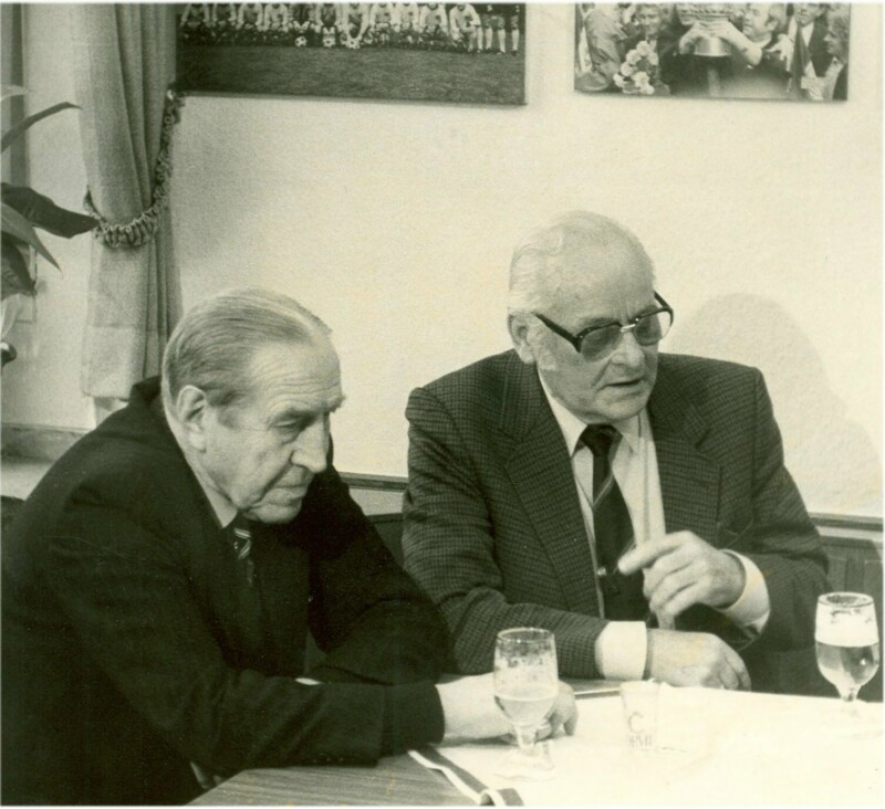 Ernst Kuzorra und "Ötte" Tibulsky sitzen als alte Männer zusammen am Tisch und trinken Bier.