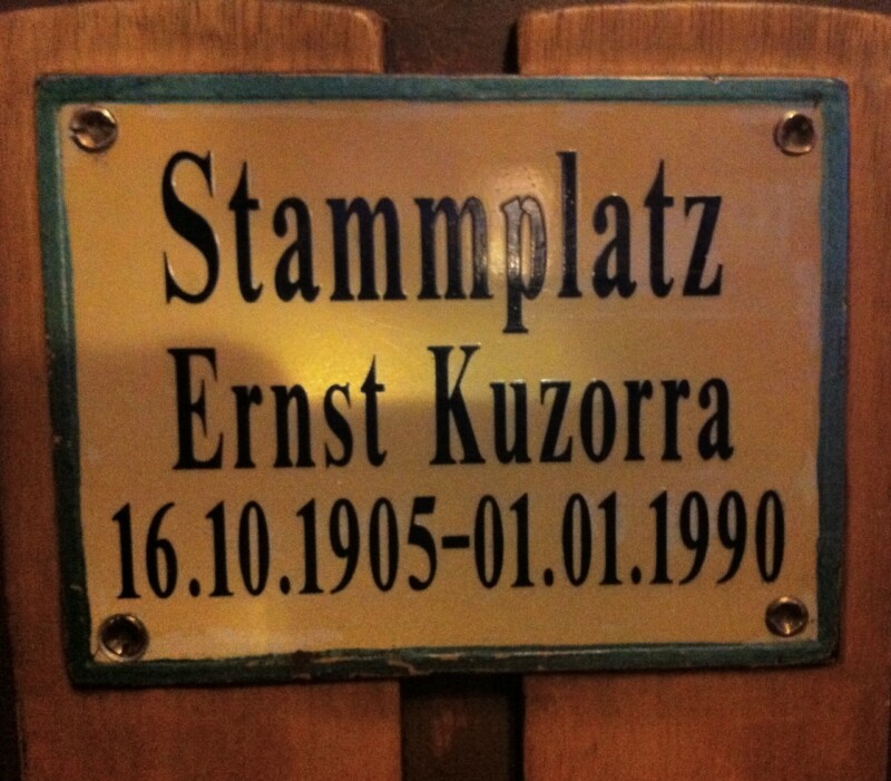 Eine goldene Plakette trägt die Aufschrift "Stammplatz Ernst Kuzorra 16.10.1905-01.01.1990".