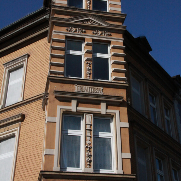 Ein Erker an der Ecke eines Gründerzeithauses an der Schalker Straße. Das Baujahr 1892 ist auf der Fassade angegeben.