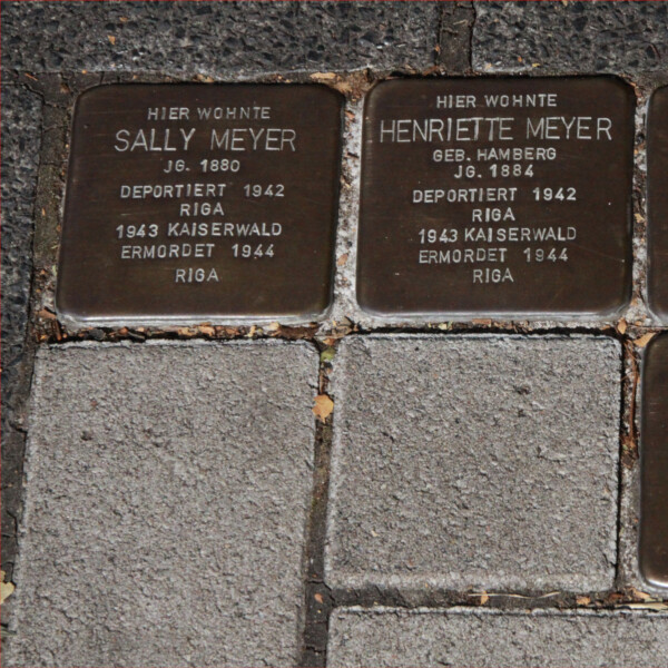 Vier Stolpersteine in der Schalker Straße. Sie erinnern an Sally Meyer, Henriette Meyer, Julie Lichtmann und Berta Moss.