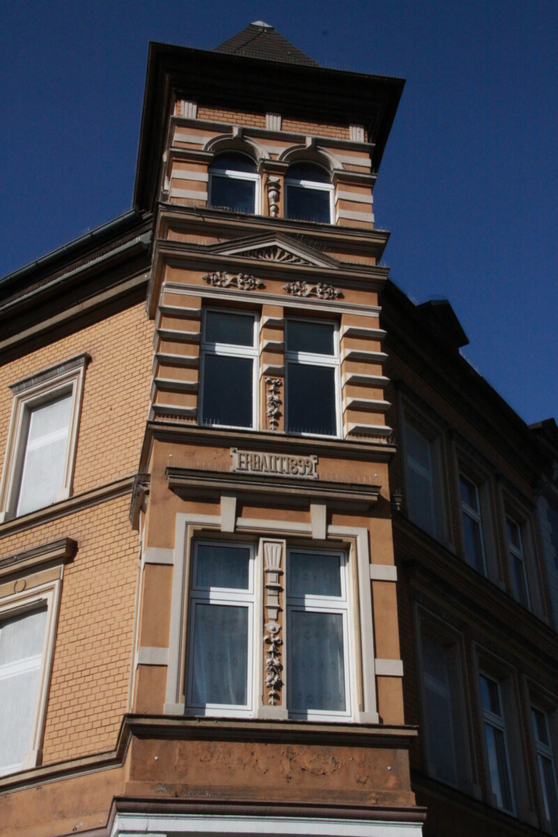 Ein Erker an der Ecke eines Gründerzeithauses an der Schalker Straße. Das Baujahr 1892 ist auf der Fassade angegeben.