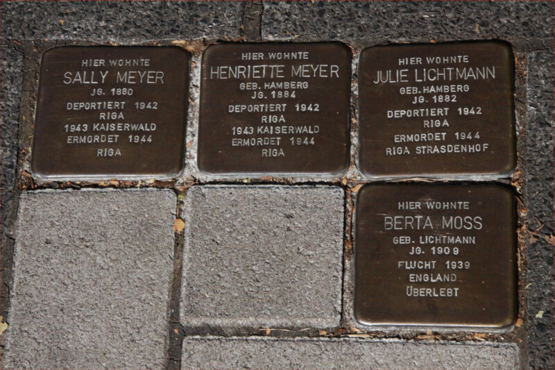 Vier Stolpersteine in der Schalker Straße. Sie erinnern an Sally Meyer, Henriette Meyer, Julie Lichtmann und Berta Moss.