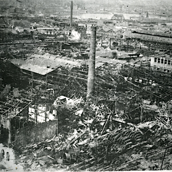 Zwischen größtenteils zertrümmerten und ausgebrannten Industriegebäuden am Schalker Markt stehen vereinzelte, unbeschädigte Schornsteine.
