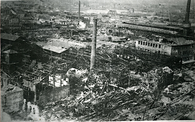 Zwischen größtenteils zertrümmerten und ausgebrannten Industriegebäuden am Schalker Markt stehen vereinzelte, unbeschädigte Schornsteine.