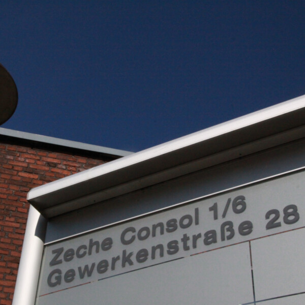 Detailaufnahme eines Schilds an der Gewerkenstraße in Schalke. Auf dem Schild steht "Zeche Consol 1/6; Gewerkenstraße 28".