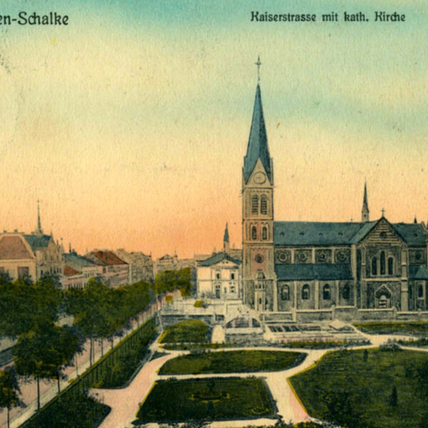 Seitenansicht der St.-Joseph-Kirche. Vor ihr ist eine grüne Parkanlage mit Gehwegen zwischen den Beeten. Am oberen Kartenrand steht "Gelsenkirchen-Schalke - Kaiserstraße mit katholischer Kirche".