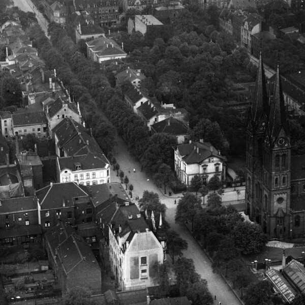Luftaufnahme des nördlichen Teils der Kaiserstraße. Er ist eingerahmt von der St.-Joseph-Kirche und der Friedenskirche am Schalker Markt. Zwischen den beiden Kirchen stehen links und rechts der Straße große Stadtvillen.
