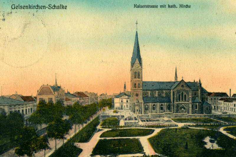 Seitenansicht der St.-Joseph-Kirche. Vor ihr ist eine grüne Parkanlage mit Gehwegen zwischen den Beeten. Am oberen Kartenrand steht "Gelsenkirchen-Schalke - Kaiserstraße mit katholischer Kirche".