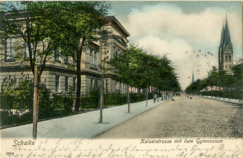 Postkartenansicht der Kaiserstraße. Auf der linken Seite ist das Schalker Gymnasium in seinem alten Gründerzeitgebäude. Rechts steht die St.-Joseph-Kirche.