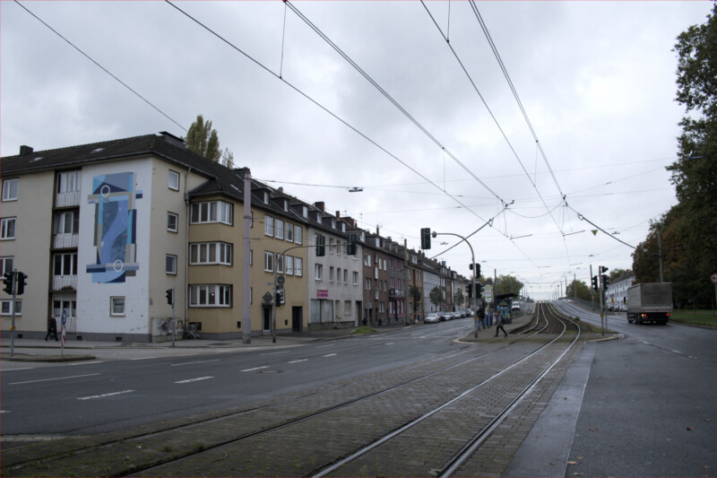 Straßenbahnschienen führen im Stadtteil Schalke an der Kurt-Schumacher-Straße an mehrgeschossigen Wohnhäuser der 1960er-Jahre vorbei.