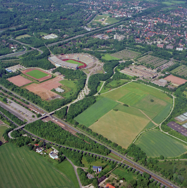 Eine Luftbildaufnahme des Berger Felds in Gelsenkirchen. Links oben sind ein Sportplatz und das Parkstadion zu erkennen. Sonst dominieren Felder und Äcker das Bild.