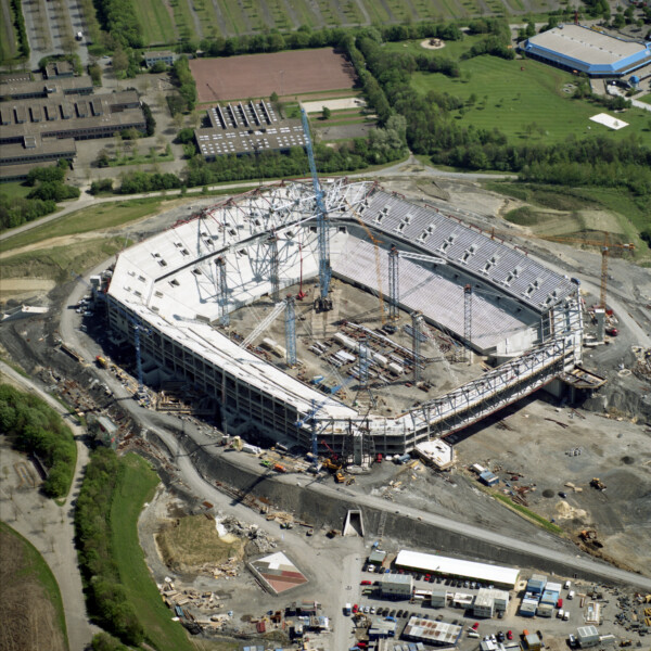 Baustelle der Arena auf Schalke. Die Tribünen und Ränge stehen bereits.