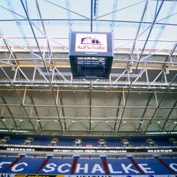 Die Innenansicht der Arena zeigt die Tribüne im Innenraum. Weiße Sitzschalen formen die Buchstaben für "FC Schalke 04".