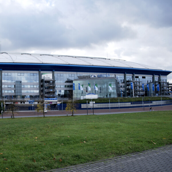 Außenansicht der Schalker Arena an einem wolkigen Tag.