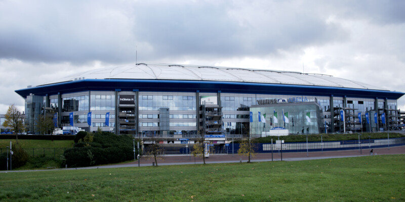 Außenansicht der Schalker Arena an einem wolkigen Tag.