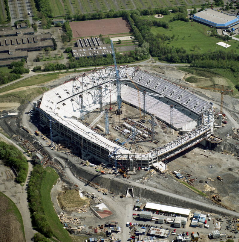 Baustelle der Arena auf Schalke. Die Tribünen und Ränge stehen bereits.