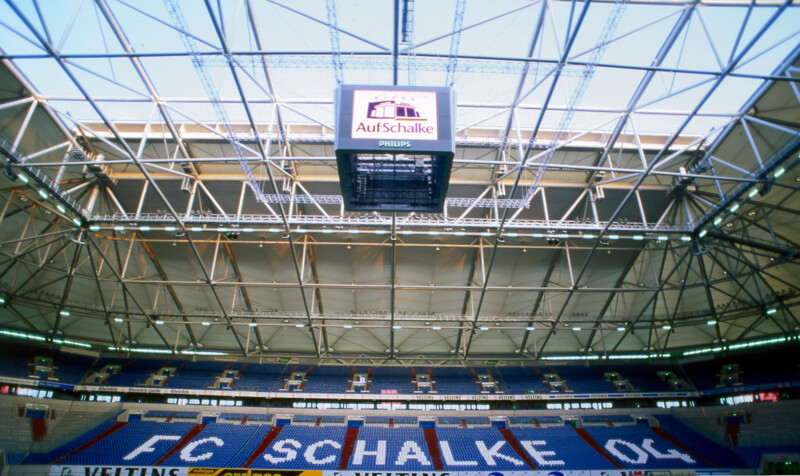 Die Innenansicht der Arena zeigt die Tribüne im Innenraum. Weiße Sitzschalen formen die Buchstaben für "FC Schalke 04".