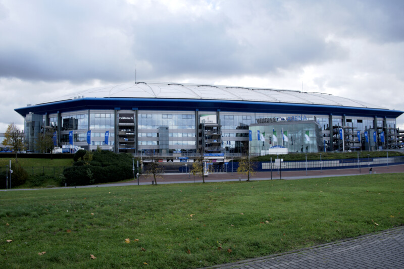 Außenansicht der Schalker Arena an einem wolkigen Tag.