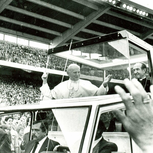 Papst Johannes Paul II. wird in seinem Papamobil durch das voll besetzte Parkstadion gefahren.