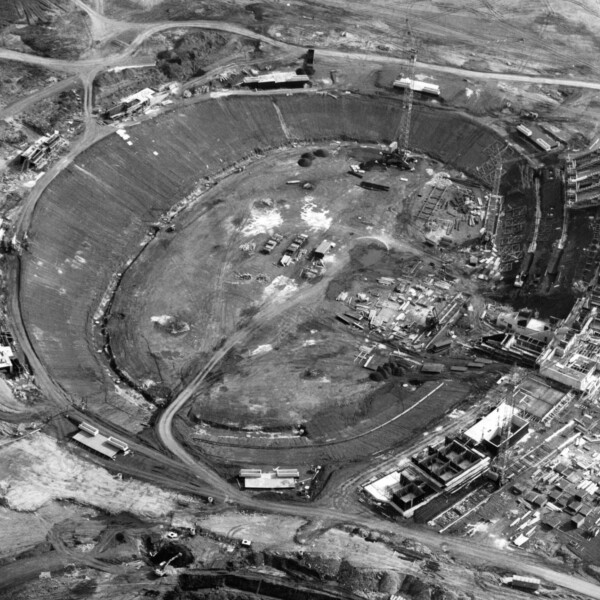 Ein Luftbild aus der Bauphase des Parkstadions. In der Erde ist ein riesiges Loch. Die spätere Struktur des Stadions ist aber schon zu erkennen.