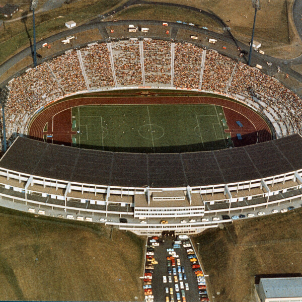 Eine Luftbildaufnahme des vollbesetzten Parkstadions.