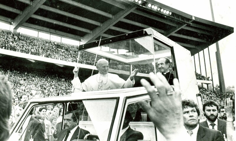 Papst Johannes Paul II. wird in seinem Papamobil durch das voll besetzte Parkstadion gefahren.