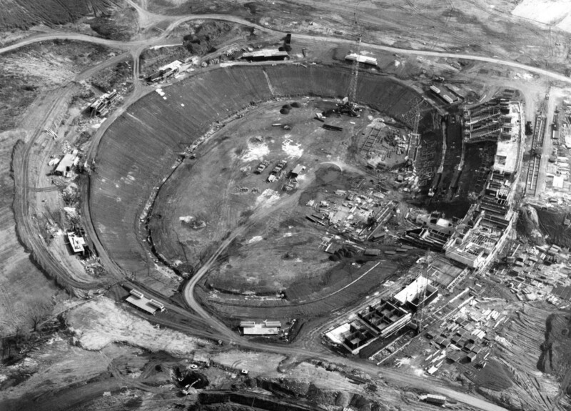 Ein Luftbild aus der Bauphase des Parkstadions. In der Erde ist ein riesiges Loch. Die spätere Struktur des Stadions ist aber schon zu erkennen.