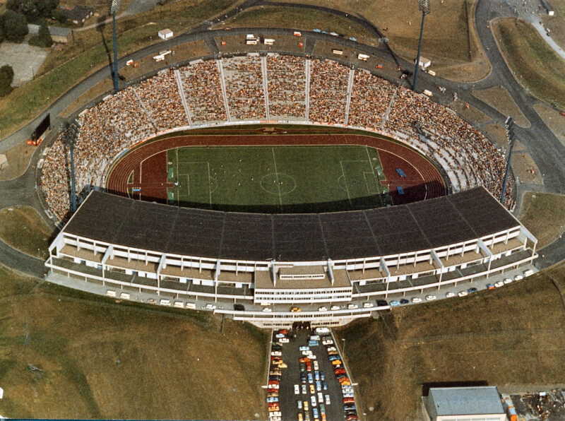 Eine Luftbildaufnahme des vollbesetzten Parkstadions.