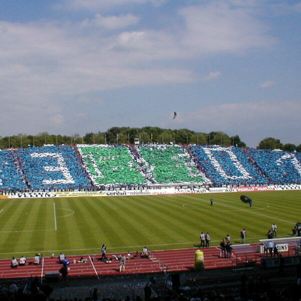 Auf der Gegengeraden des Parkstadions veranstalten die Fans zum letzten Spiel eine Choreo. Sie zeigt ein Spielfeld eingerahmt von den Zahlen 73 und 01.