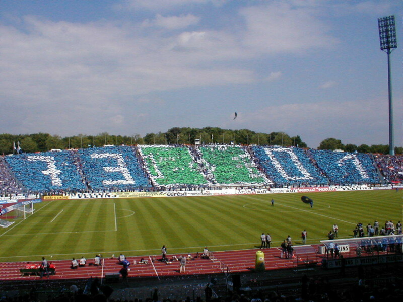 Auf der Gegengeraden des Parkstadions veranstalten die Fans zum letzten Spiel eine Choreo. Sie zeigt ein Spielfeld eingerahmt von den Zahlen 73 und 01.