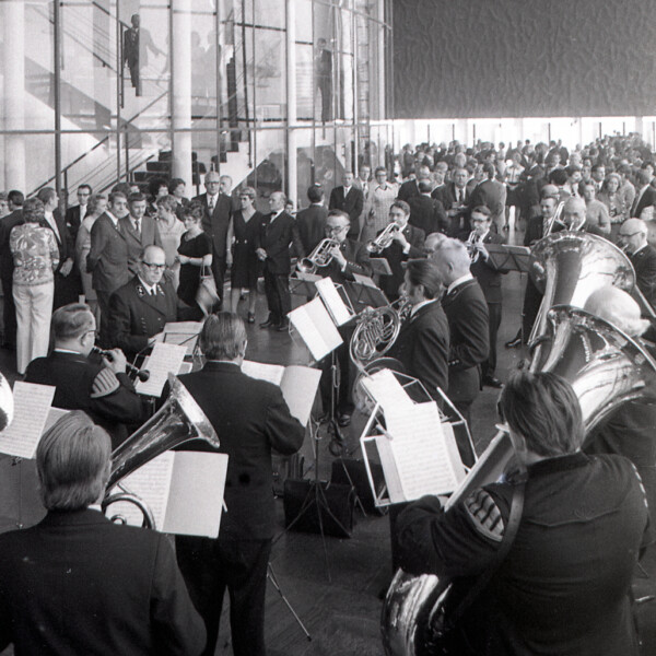 Ein Orchester spielt im Foyer des Musiktheaters im Revier in Gelsenkirchen vor einer Menschenmenge.