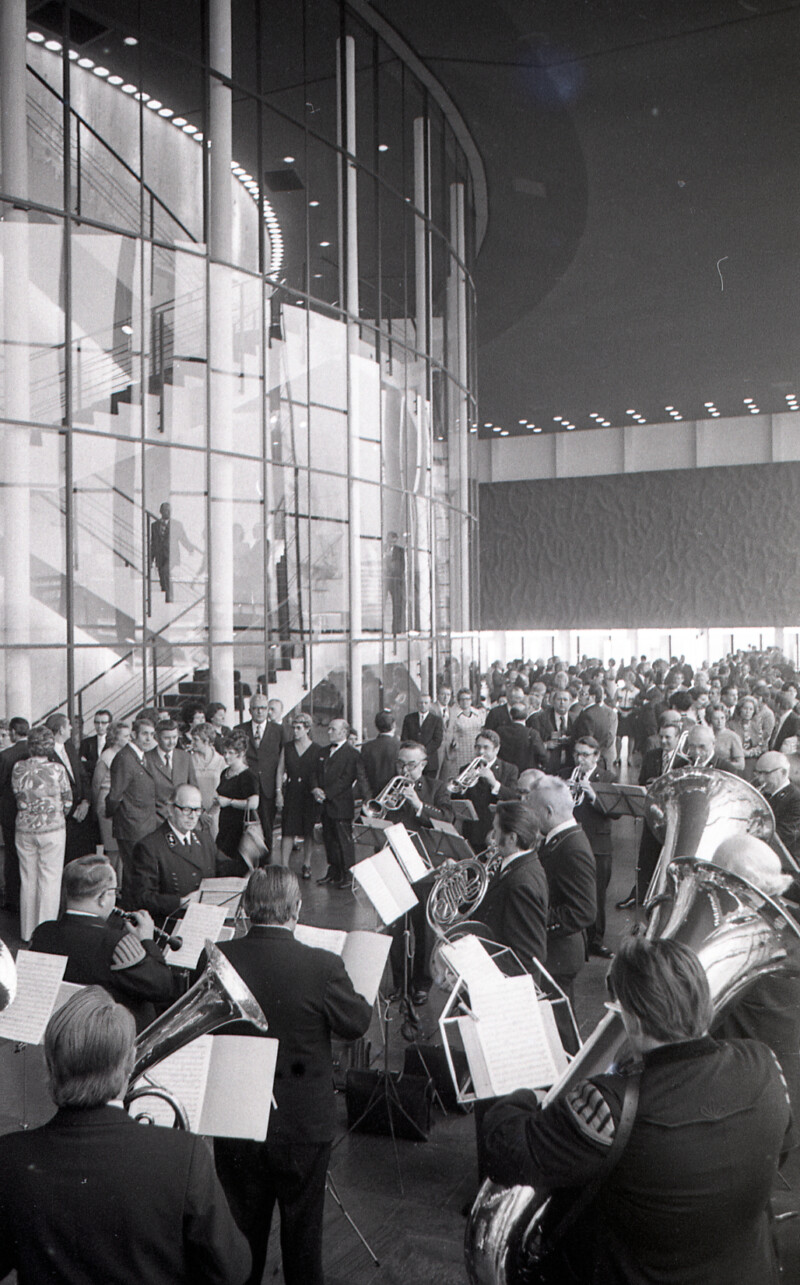 Ein Orchester spielt im Foyer des Musiktheaters im Revier in Gelsenkirchen vor einer Menschenmenge.