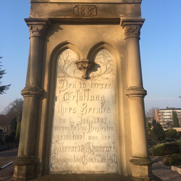 Ein Denkmal mit der Jahresinschrift 1887. Darüber sind Hammer und Schlägel, Symbole des Bergmanns, angebracht. Darunter steht im Stein geschrieben: "Den in treuer Erfüllung ihres Berufes am 8. Juni 1887verunglückten Bergleuten gewidmet von der Hibernia und Shamrock Bergwerks-Gesellschaft."