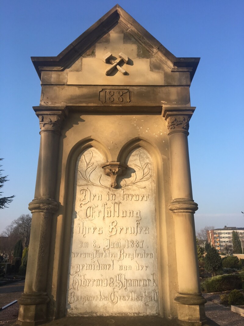 Ein Denkmal mit der Jahresinschrift 1887. Darüber sind Hammer und Schlägel, Symbole des Bergmanns, angebracht. Darunter steht im Stein geschrieben: "Den in treuer Erfüllung ihres Berufes am 8. Juni 1887verunglückten Bergleuten gewidmet von der Hibernia und Shamrock Bergwerks-Gesellschaft."