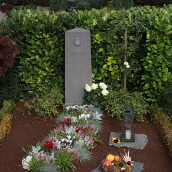 Ansicht der Grabstätte von Rolf Rüssmann. Der Grabstein ist ein Obelisk.